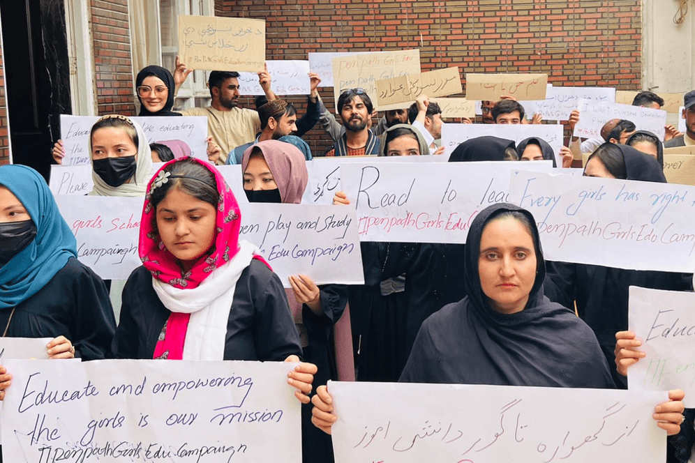 Demonstration von Frauen und Mädchen in Kabul (Archiv): "Wir befinden uns in einer Apotheke. Sie haben uns hier eingesperrt", sagt eine Frau in einem Video.