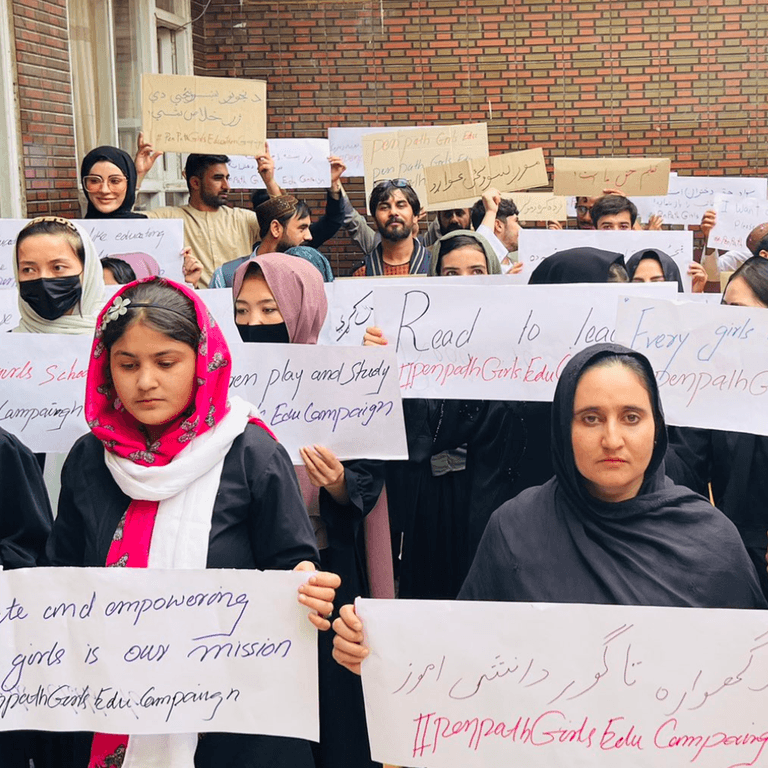 Demonstration von Frauen und Mädchen in Kabul (Archiv): "Wir befinden uns in einer Apotheke. Sie haben uns hier eingesperrt", sagt eine Frau in einem Video.