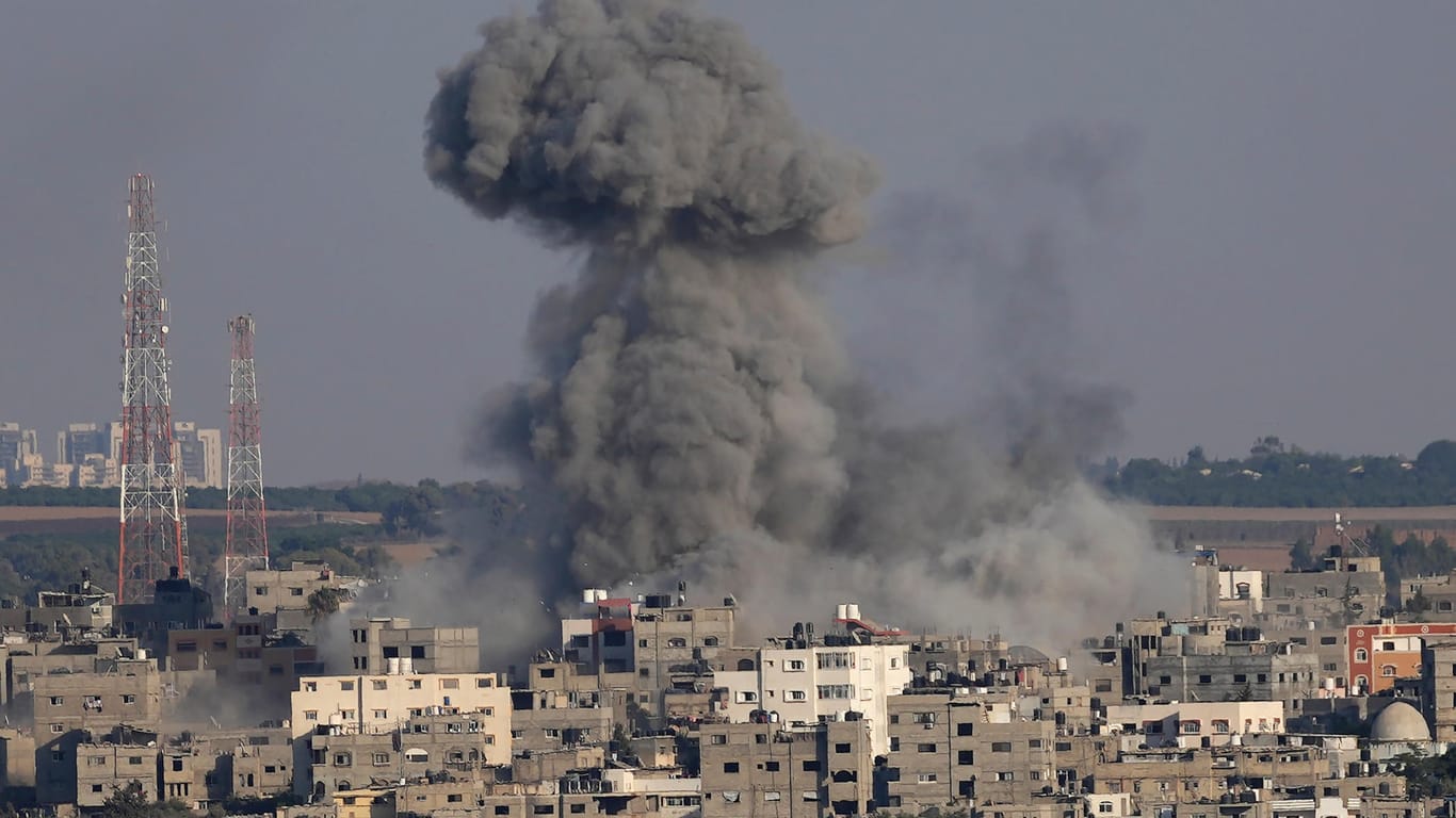Gaza: Rauch steigt nach Luftangriffen aus einem Wohnhaus auf.