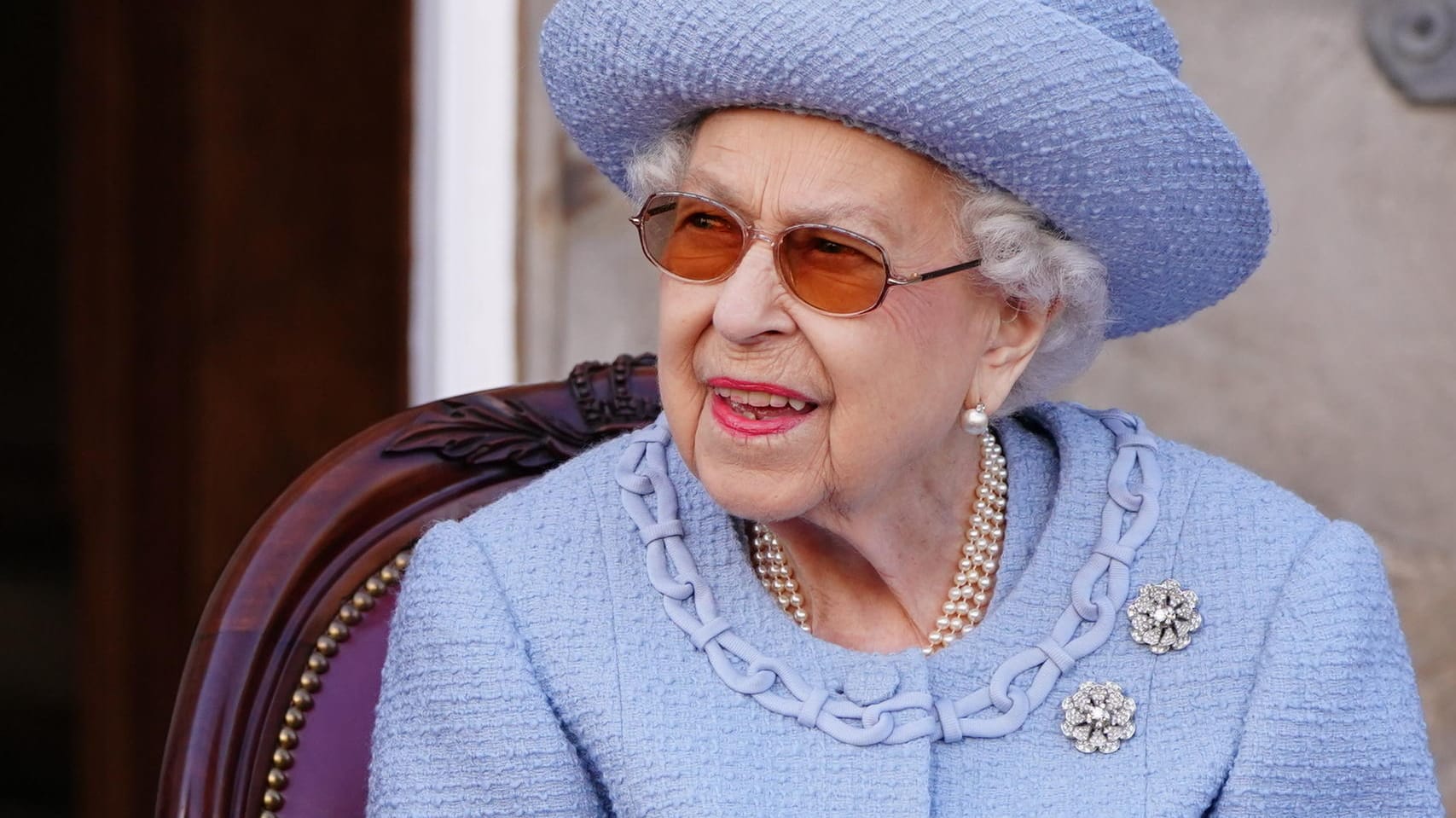 Queen Elizabeth II.: Sie verbringt derzeit ihren Sommer auf Schloss Balmoral in Schottland. Queen Elizabeth II.: Sie verbringt derzeit ihren Sommer auf Schloss Balmoral in Schottland.