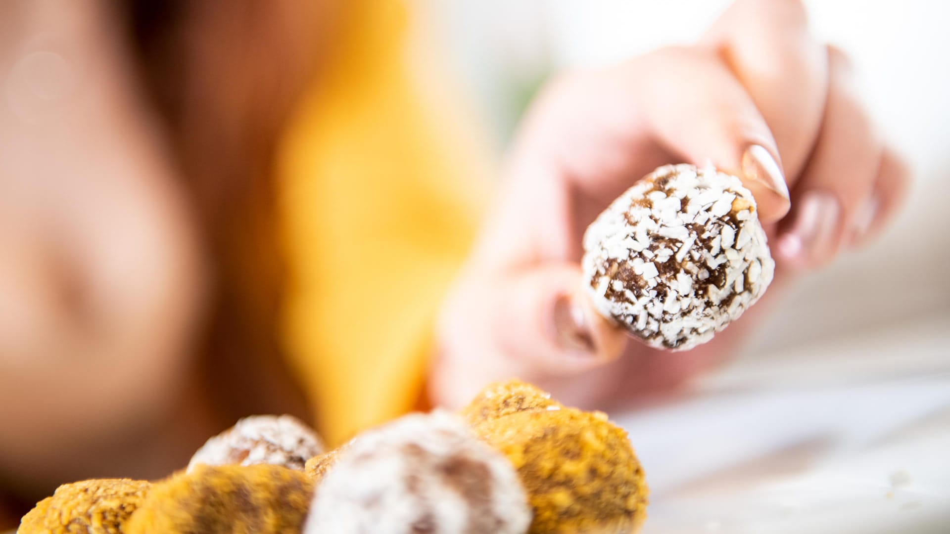 Ein Happen zwischendurch: Energyballs bestehen aus Trockenfrüchten und Nüssen. Sie lassen sich auch gut selbst herstellen.