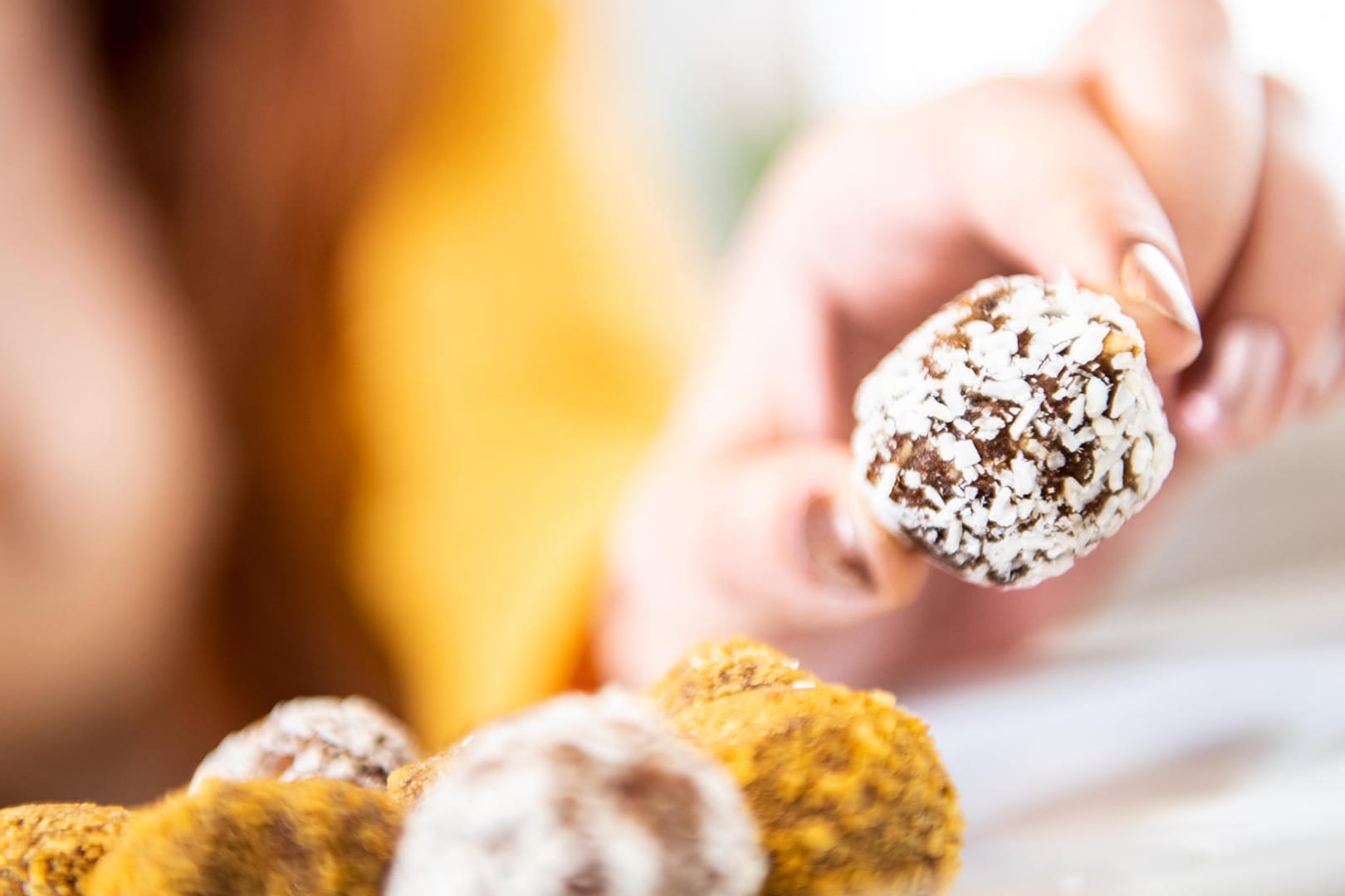 Ein Happen zwischendurch: Energyballs bestehen aus Trockenfrüchten und Nüssen. Sie lassen sich auch gut selbst herstellen.