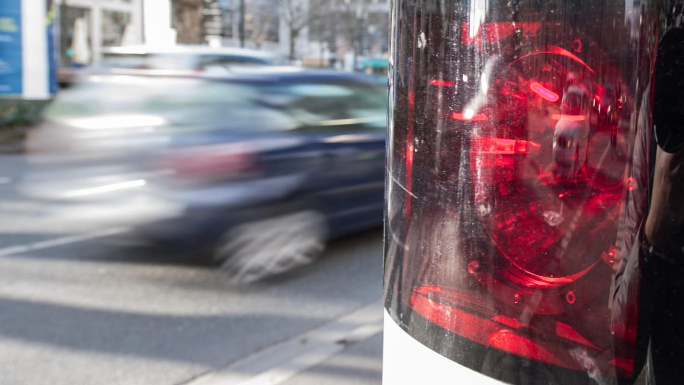 Mist, geblitzt: In Einzelfällen kann allerdings von einem drohenden Fahrverbot ganz oder in Teilen abgesehen werden.