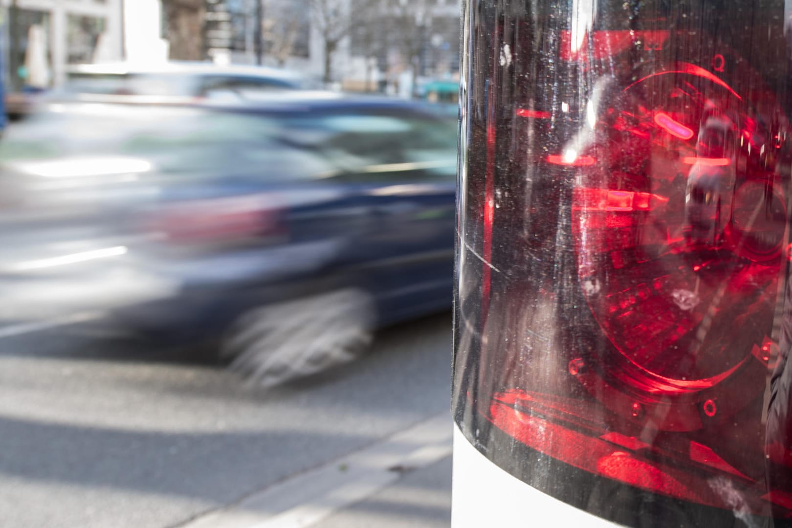 Mist, geblitzt: In Einzelfällen kann allerdings von einem drohenden Fahrverbot ganz oder in Teilen abgesehen werden.