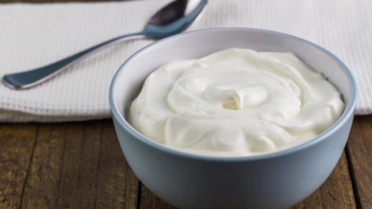 Griechischer Joghurt: Er ist etwas fester als Naturjoghurt und eignet sich deshalb besonders gut als Ersatz für Mascarpone.