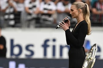 Carolin Niemczyk: Die Glasperlenspiel-Sängerin sang am Freitag im Frankfurter Deutsche-Bank-Park die Nationalhymne.