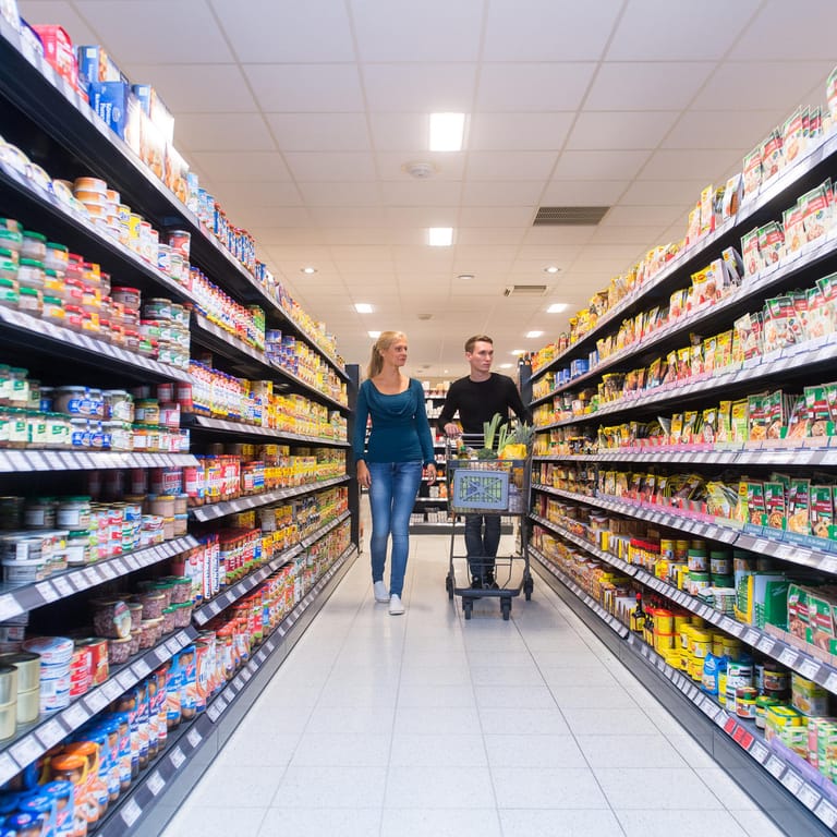 Supermarkt Produkte vergleichen: Wer sparen will, sollte nicht nur auf die Preisschilder schauen.