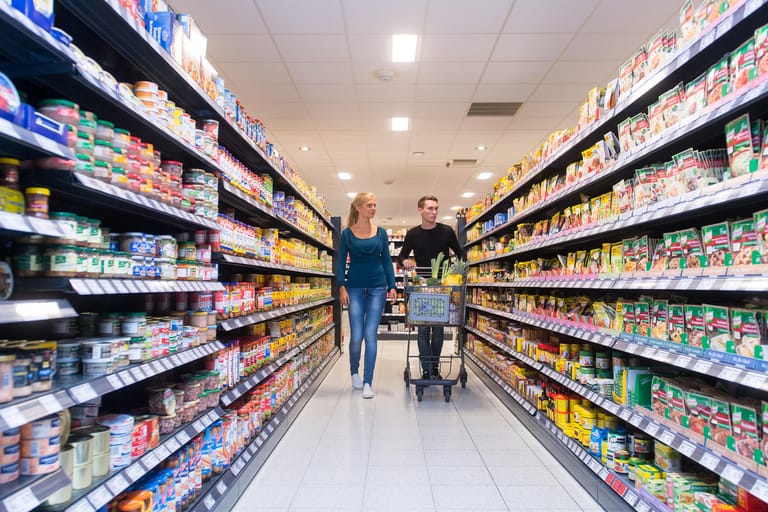 Supermarkt-Produkte vergleichen: Wer sparen will, sollte nicht nur auf die Preisschilder schauen.