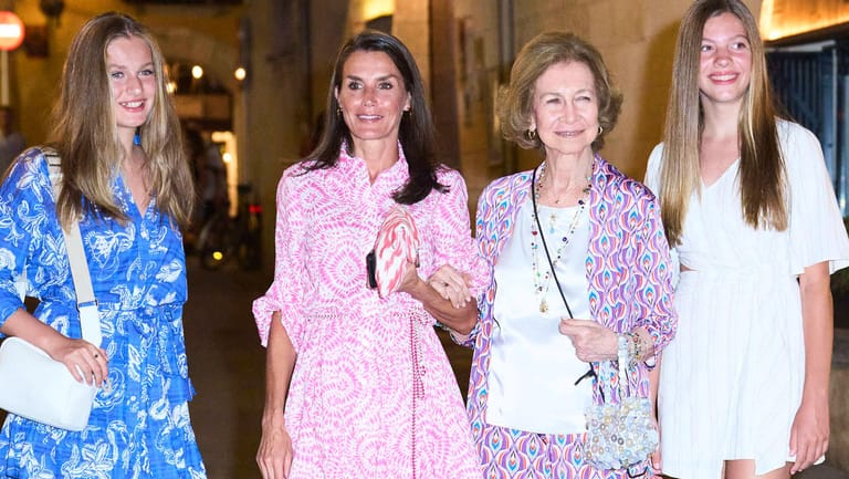 Royals auf Mallorca: Letizia war mit ihren Töchtern und ihrer Schwiegermutter abends unterwegs.