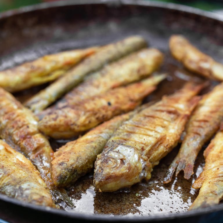Fisch: Eine Methode verhindert Gerüche beim Anbraten.
