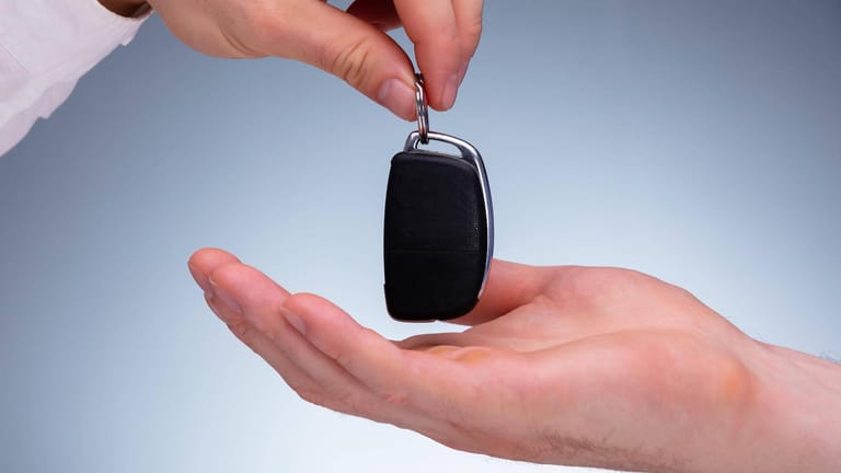 Schlüsselübergabe: Zuvor sollten Sie beim Verleihen Ihres Autos einige Dinge klären.