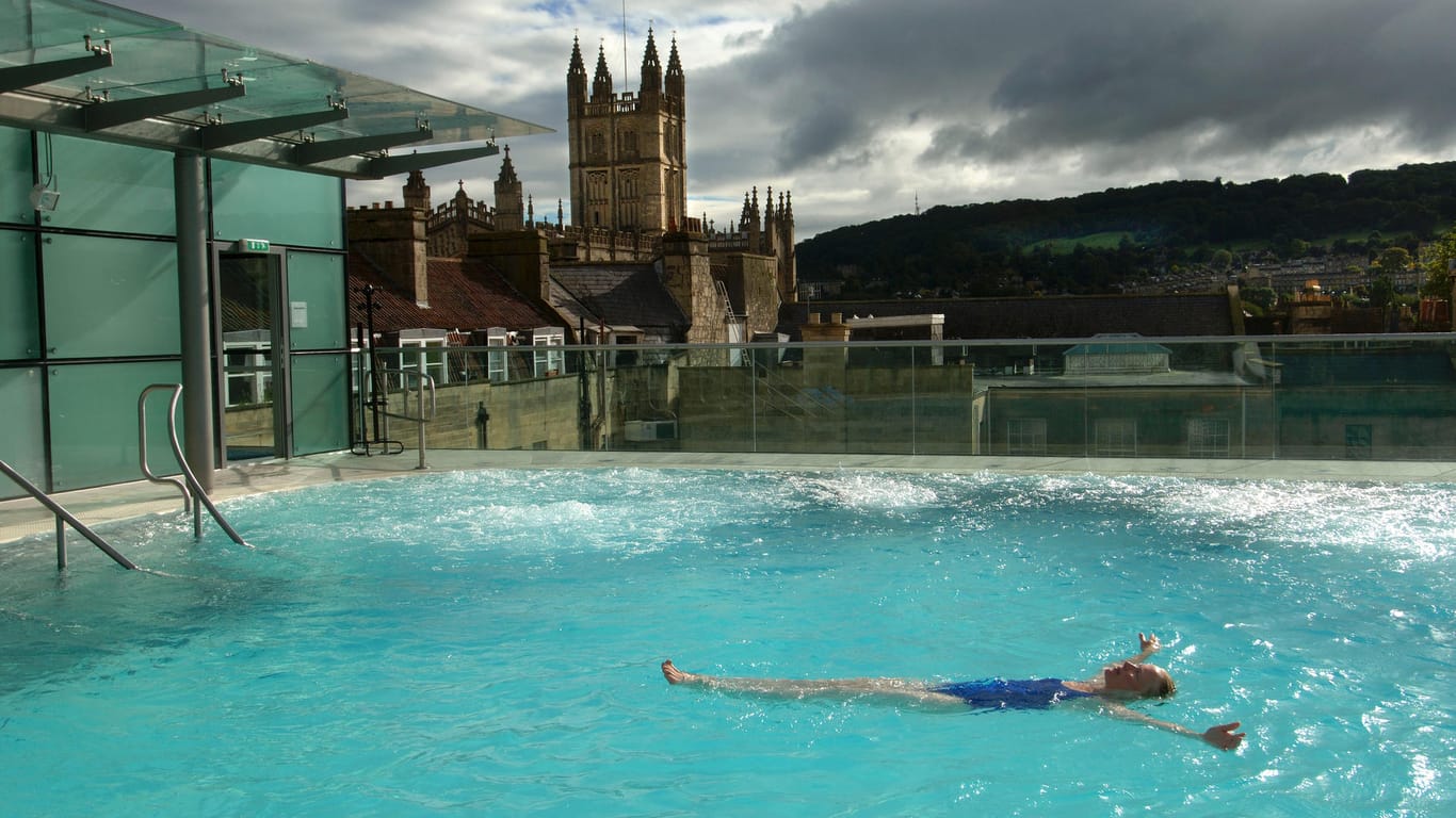 "The Thermea Bath Spa": Vom Rooftop-Pool aus haben Sie Blick auf die britische Stadt Bath.