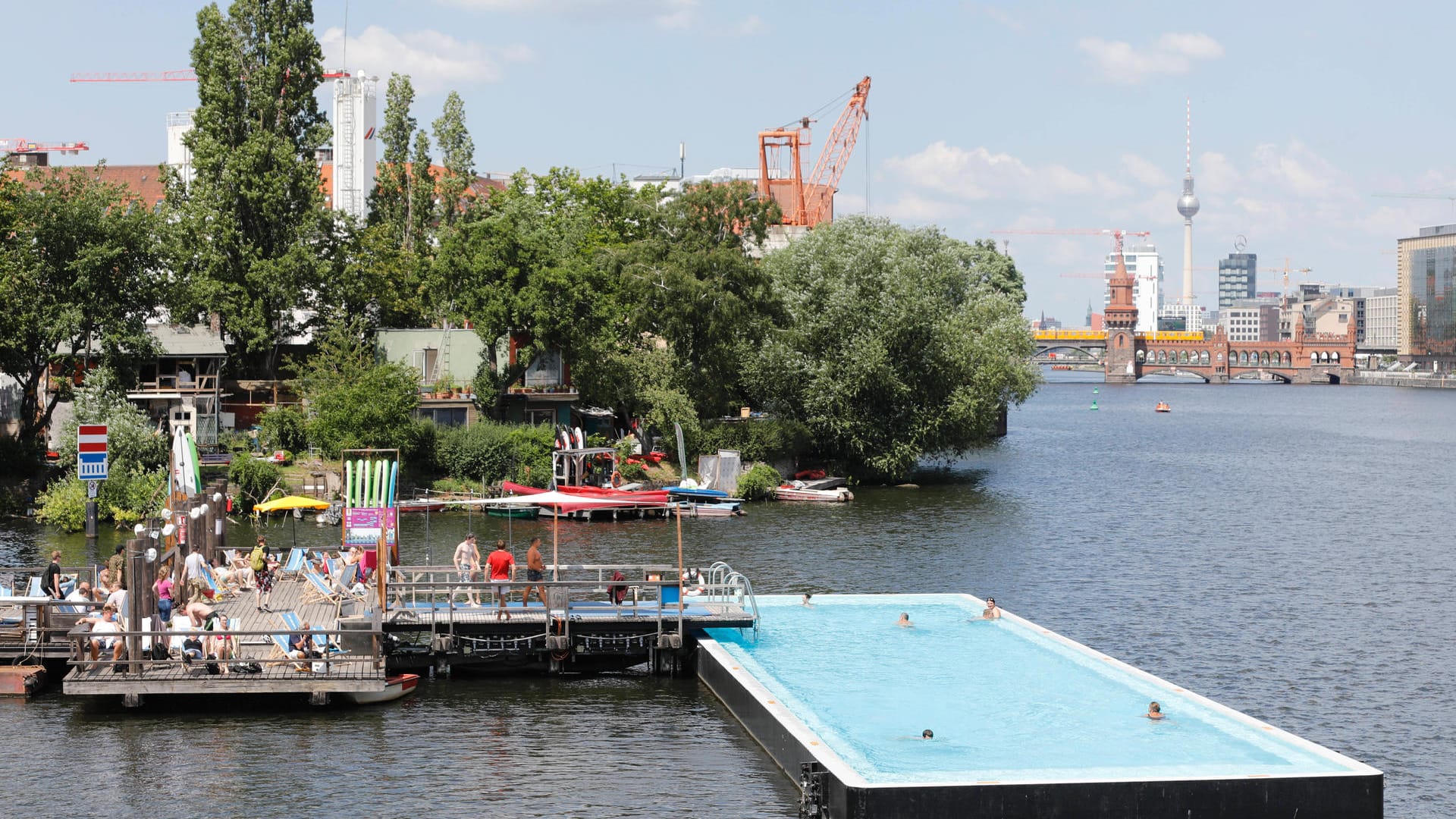 Badeschiff Berlin: Mit Blick auf den Fernsehturm lässt es sich gefühlt mitten in der Spree baden.