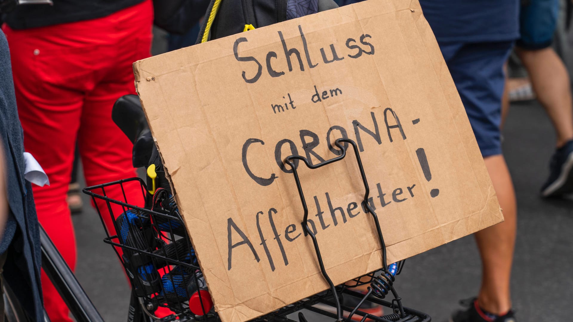 Etwa 5000 Querdenker, Coronaleugner und Pegida-Anhänger demonstrierten am Montag, den 01.08.2022 u.a. Unter den Linden u