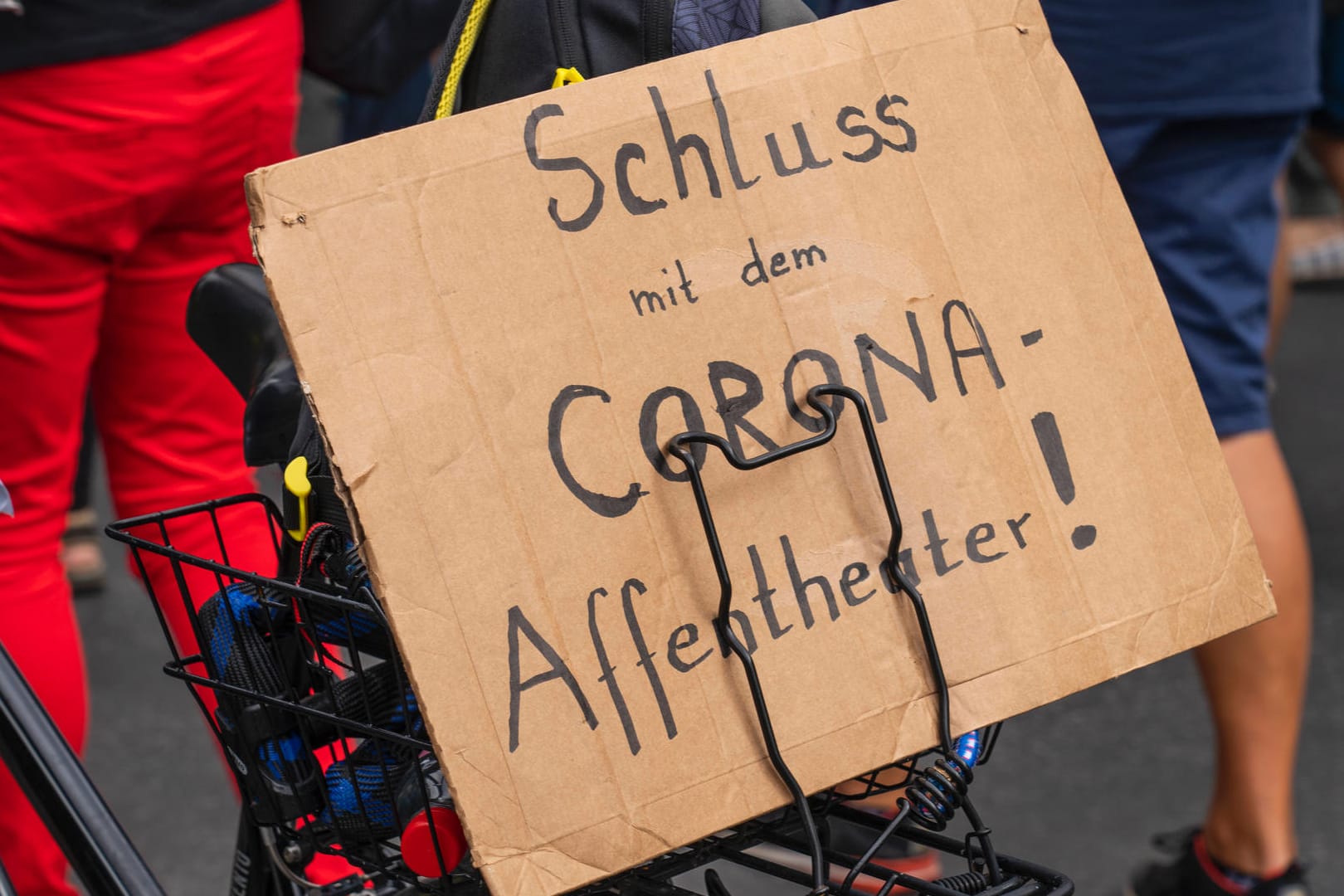 Etwa 5000 Querdenker, Coronaleugner und Pegida-Anhänger demonstrierten am Montag, den 01.08.2022 u.a. Unter den Linden u