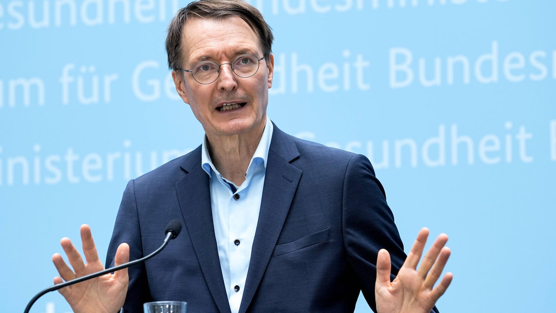 Uebergabe des 1. Stellungnahme der Krankenhauskommission Aktuell,18.02.2022,Berlin,Bundesminister für Gesundheit Prof.