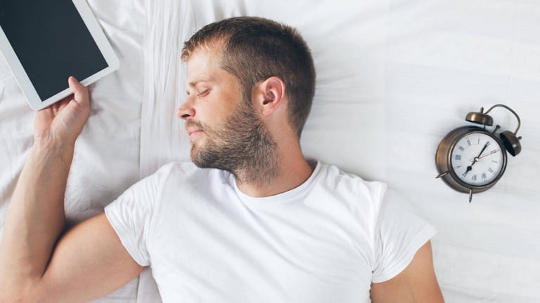 Schlafdefizit: Wer seinem Körper nicht genug Ruhe und Erholung gönnt, riskiert langfristige Schäden für Gesundheit und Wohlbefinden.