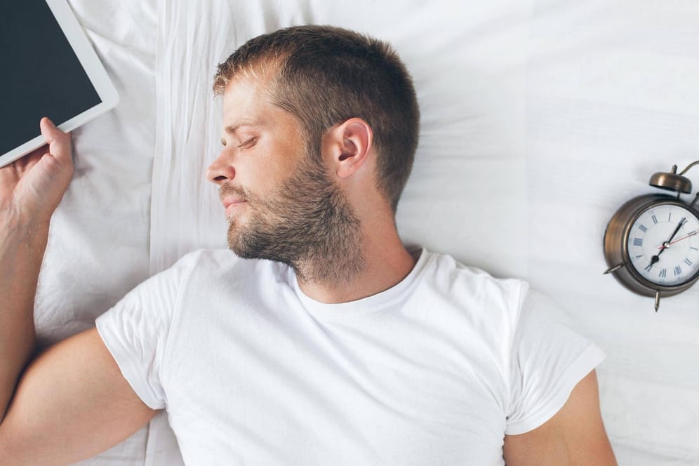 Schlafdefizit: Wer seinem Körper nicht genug Ruhe und Erholung gönnt, riskiert langfristige Schäden für Gesundheit und Wohlbefinden.