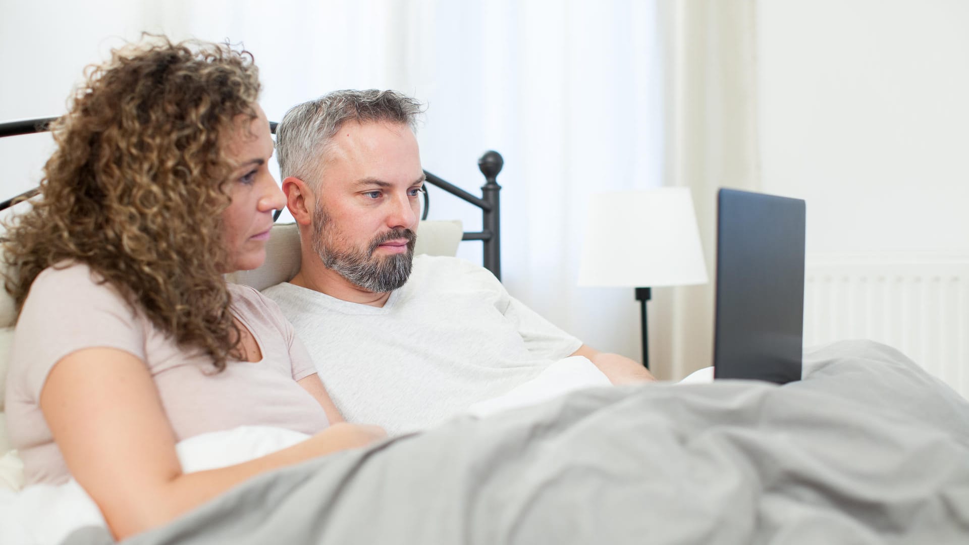 Weniger Ablenkung: Um pünktlich ins Bett zu kommen, sollte man den Laptop besser gegen ein Buch tauschen.