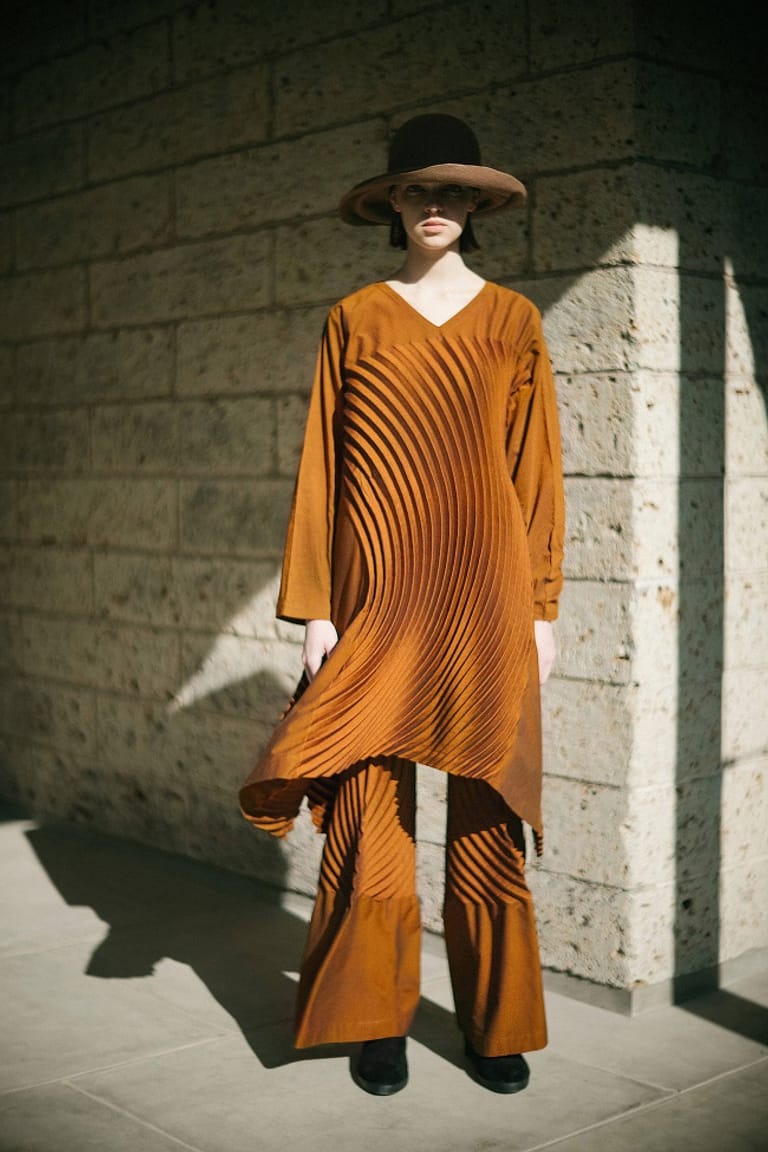 Paris Fashion Week, März 2021: Ein Model präsentiert einen Look von Issey Miyake.