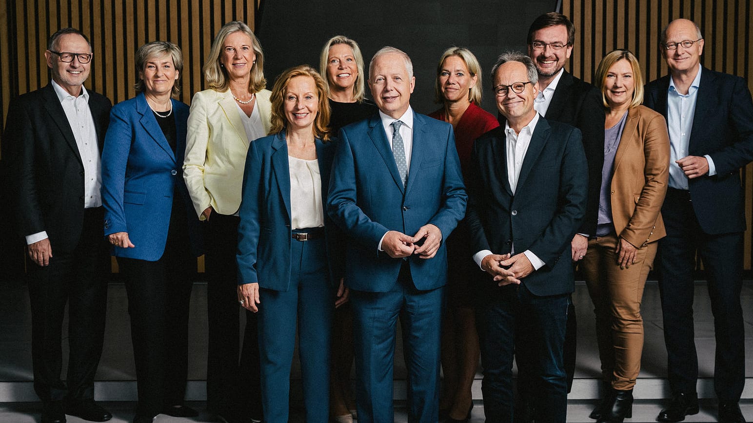 Die ARD-Intendanten v.l.n.r.: Manfred Krupp (HR), Prof. Dr. Karola Wille (MDR), Dr. Katja Wildermuth (BR), Generalsekretärin Dr. Susanne Pfab, Programmdirektorin Christine Strobl, Martin Grasmück (SR), Dr. Yvette Gerner (Radio Bremen), Joachim Knuth (NDR). Vorne Ex-RBB-Intendantin Patricia Schlesinger, Tom Buhrow (WDR) und Dr. Kai Gniffke (SWR).