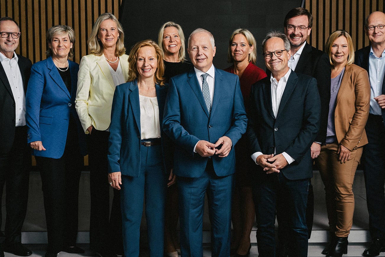 Die ARD-Intendanten v.l.n.r.: Manfred Krupp (HR), Prof. Dr. Karola Wille (MDR), Dr. Katja Wildermuth (BR), Generalsekretärin Dr. Susanne Pfab, Programmdirektorin Christine Strobl, Martin Grasmück (SR), Dr. Yvette Gerner (Radio Bremen), Joachim Knuth (NDR). Vorne Ex-RBB-Intendantin Patricia Schlesinger, Tom Buhrow (WDR) und Dr. Kai Gniffke (SWR).