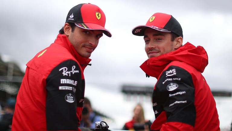 Carlos Sainz (l.) und Charles Leclerc (r.): Die beiden besetzen aktuell die Ferrari-Cockpits.