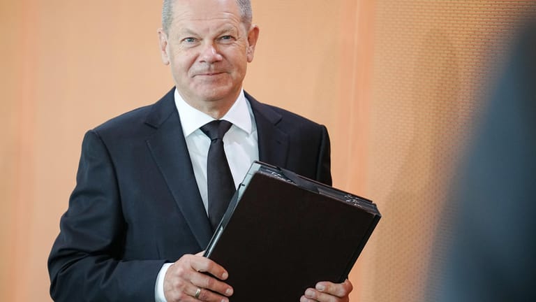 Typisch Kanzler. Olaf Scholz vor Beginn einer Kabinettssitzung.