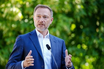 Bundesfinanzminister Lindner bei der Vorstellung des Inflationsausgleichsgesetzes.