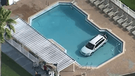 Frau landet mit Auto in Pool