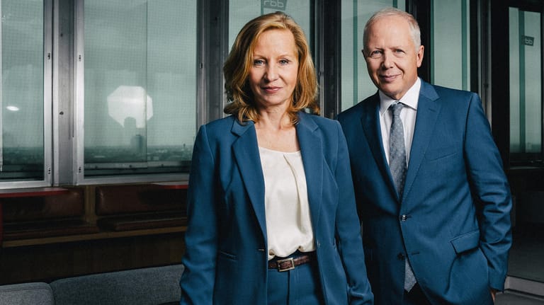 Patricia Schlesinger und ihr Nachfolger Tom Buhrow: Sie ist nicht mehr Intendantin des RBB und er übernimmt bis Jahresende ihren Platz beim ARD-Vorsitz.