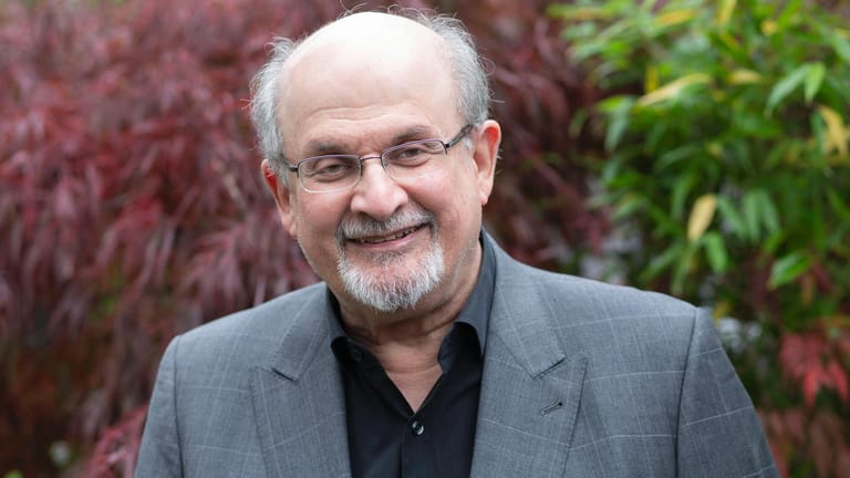 Salman Rushdie: Der Buchautor wurde am Freitag mit einem Messer attackiert und schwer verletzt. (Archivfoto)