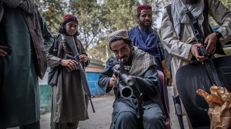 Taliban-Kämpfer in Kabul: Die Islamisten haben vor einem Jahr die Kontrolle über Afghanistan übernommen. (Archivfoto)