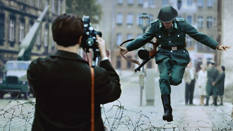 Nachgestellte Szene der weltberühmten Szene an den Berliner Grenzanlagen.