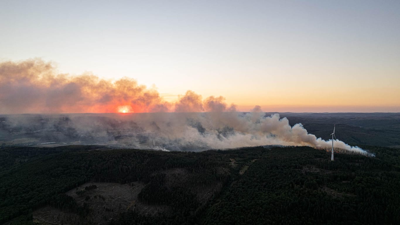 Rauchwolken eines Waldbrands im hessischen Lahn-Dill-Kreis.