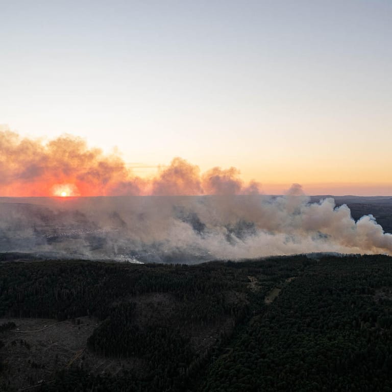 Rauchwolken eines Waldbrands im hessischen Lahn-Dill-Kreis.