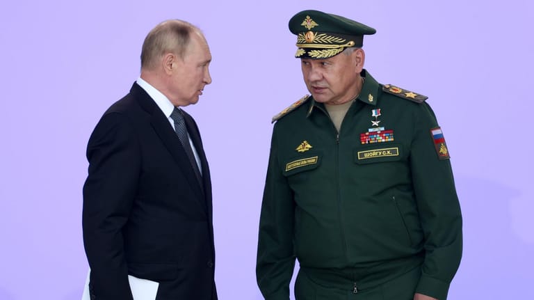 Wladimir Putin und Verteidigungsminister Schoigu während einer Waffenmesse in Moskau.