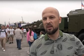 Dieser Russe äußert sich bei der Waffenmesse nahe Moskau positiv über den Angriffskrieg gegen die Ukraine. (Quelle: Glomex)