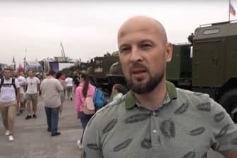 Dieser Russe äußert sich bei der Waffenmesse nahe Moskau positiv über den Angriffskrieg in der Ukraine. (Quelle: Glomex)