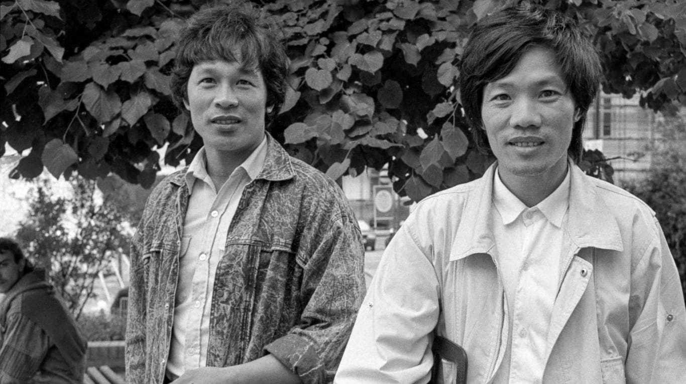 Vietnamesische Vertragsarbeiter zwei Jahre zuvor, im Mai 1990, auf dem Universitätsplatz in Rostock.