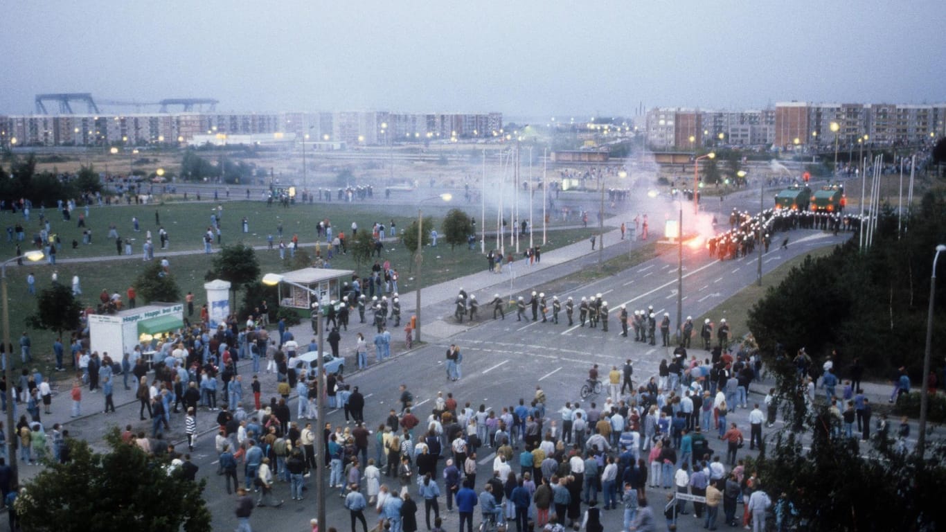 Fremdenfeindliche Krawalle in Rostock-Lichtenhagen im August 1992: Die Polizei griff erst nach mehreren Tagen ein.