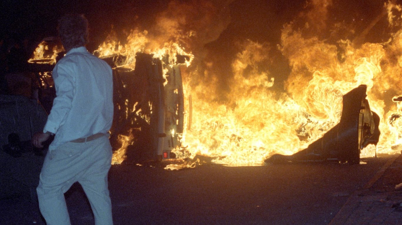 Brennendes Auto vor dem Asylbewerberheim in Rostock-Lichtenhagen Ende August 1992.