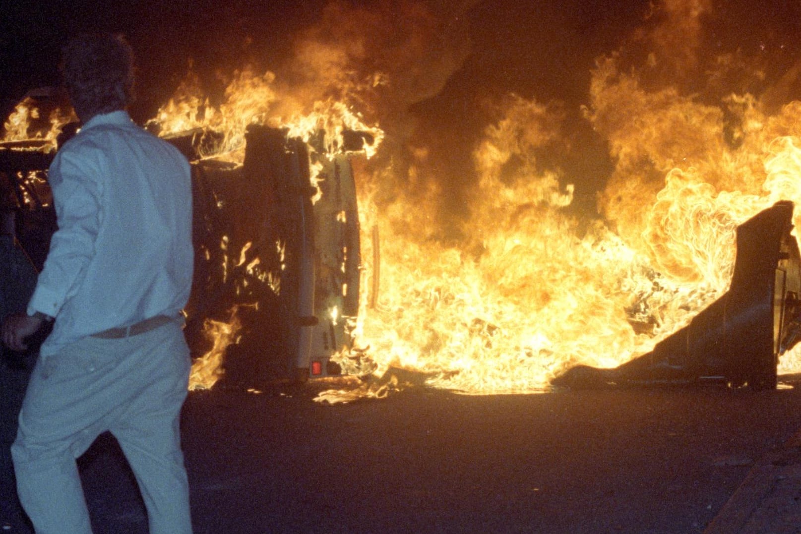 Brennendes Auto vor dem Asylbewerberheim in Rostock-Lichtenhagen Ende August 1992.