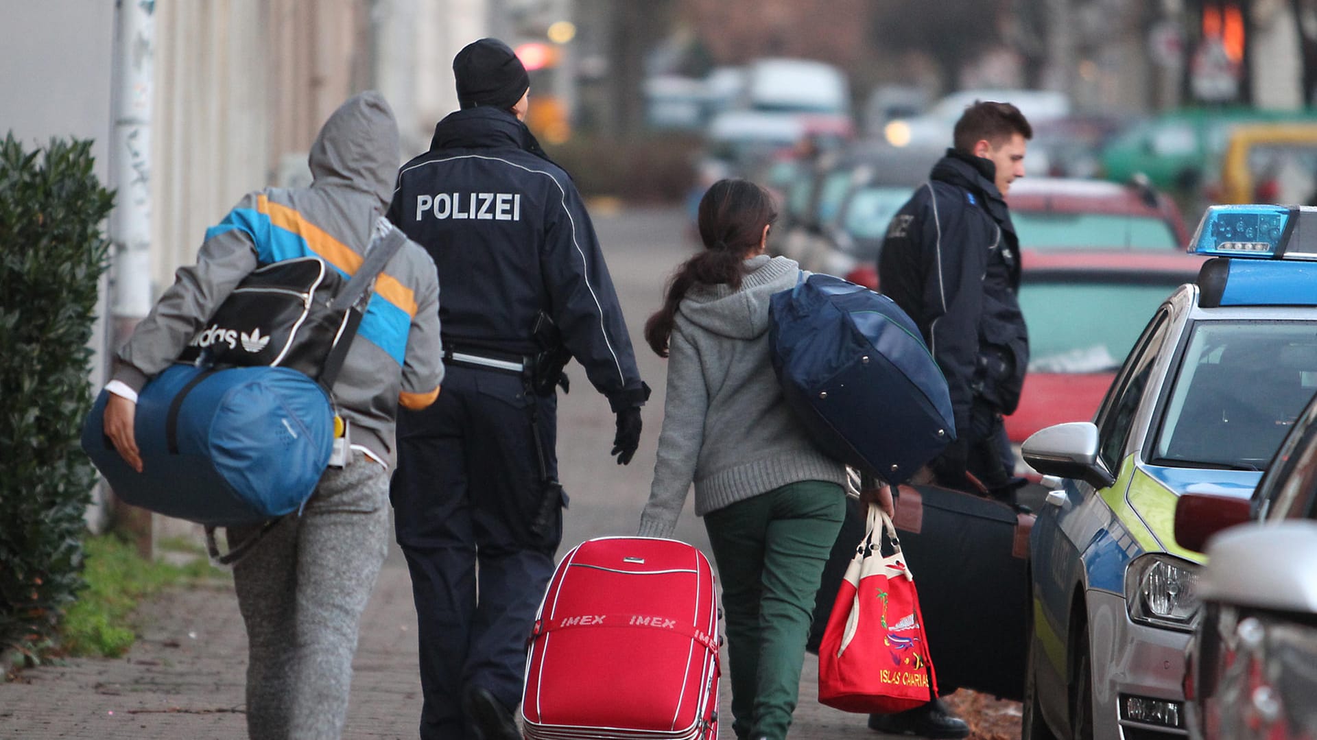 Abgelehnte Asylbewerber werden für den Transport zum Flughafen abgeholt (Symbolbild): Die Regierung plant ein neues Migrationspaket.