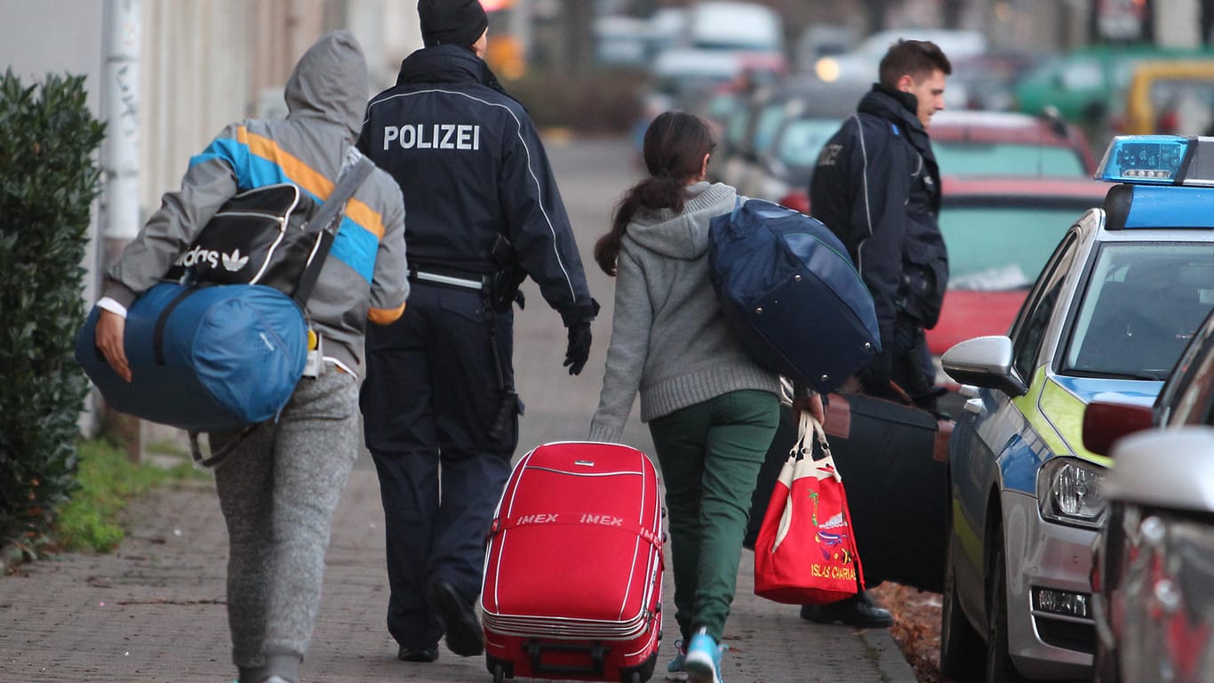 Abgelehnte Asylbewerber werden für den Transport zum Flughafen abgeholt (Symbolbild): Die Regierung plant ein neues Migrationspaket.