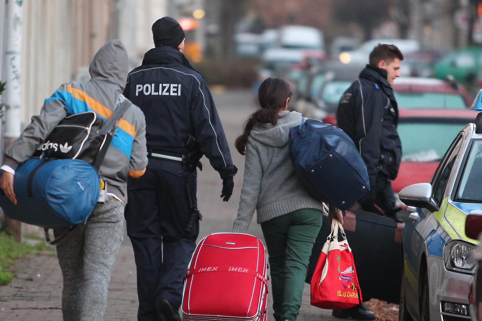 Abgelehnte Asylbewerber werden für den Transport zum Flughafen abgeholt (Symbolbild): Die Regierung plant ein neues Migrationspaket.