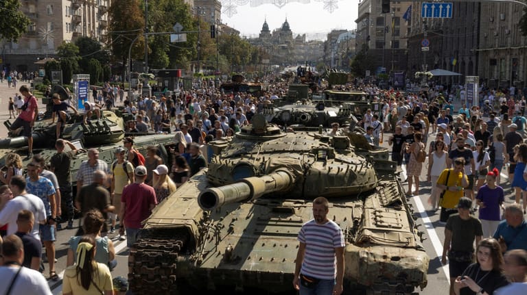 Anlässlich des Nationalfeiertags werden in Kiew erbeutete russische Panzer ausgestellt.