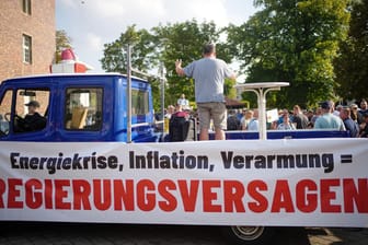 Demonstranten beim Besuch des Bundeskanzlers gestern in Magdeburg.