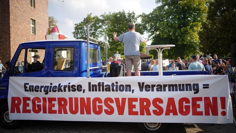 Demonstranten beim Besuch des Bundeskanzlers gestern in Magdeburg.