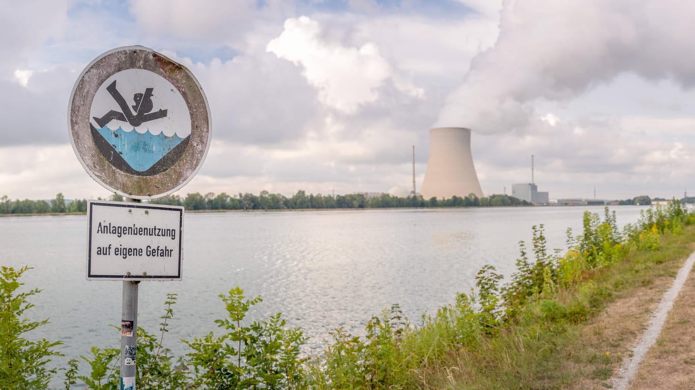 Das Kernkraftwerk Isar 2 in Bayern ist eines von noch drei in Betrieb befindlichen Anlagen. Derzeit wird heftig darüber gestritten, ob es wie die beiden anderen auch in einen verlängerten "Streckbetrieb" gehen sollte.